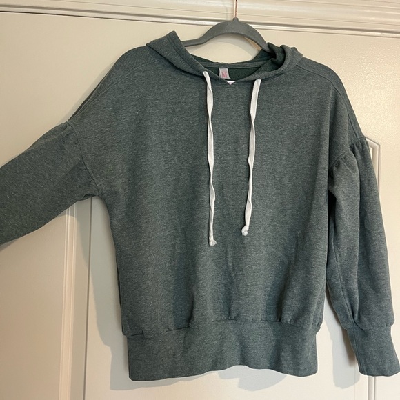 Green long sleeve with hood, kinda cropped - Picture 4 of 4